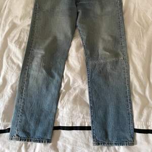 Vintage levis 501 jeans, underbar tvätt och perfekt straight fit men har hittat nya som jag använder mer så säljer dessa nu för att rensa garderoben. Skriv vid ytligare funderingar eller frågor så hjälper jag gärna till! Hål vid ljumsken, kan fixas enkelt