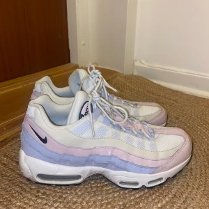 Nike air Max 95, pastell - Superfina och bara använda två gånger, säljer pga för stora för mig :(