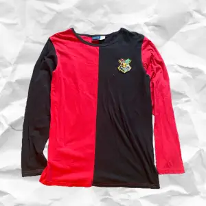 En tröja som Harry Potter hade på sig i det sista triwizard tournament spelet. Säljer eventuellt beroende på vad jag kan få för den. hör av er vid intresse. ❣️ 