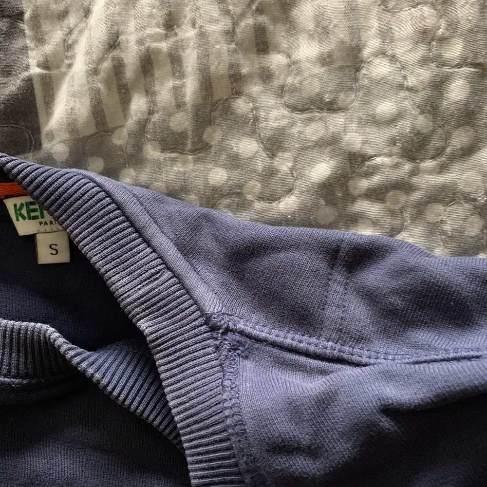 Snygg mörkblå tröja från märket KENZO st S Tröjan är använd men ok skick pyttelite hål vid kragen . Tröjor & Koftor.