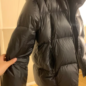 Dunjacka  - En superfin vinterjacka från Calvin Klein. Precis köpt. Säljer pga att jag köppt en ny jacka. Endast använt ett par gånger. Superbra skick. Strlk 36. Kom privat för fler bilder. Köpt för 2500, säljer för 2300