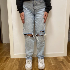 Rivna Jeans  - Ett par blåa rivna jeans från H&M storlek 38. Jeansen har 5 fickor och tre hål på knäna. Tidigare använda men fortfarande i bra skick! Köpta för 299kr, säljer för 80kr + frakt!💫