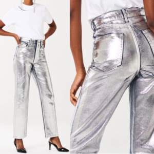 Fantastiska silvriga jeans från Icona Pops kollektion med Gina Tricot. Använda endast 1 gång, säljes pga tyvärr för små för mig!