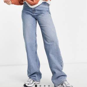 Superfina jeans från Asos i Tall! Perfekt passform. Säljer pga glömde skicka tillbaka, (för stora för mig)