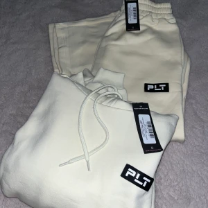 Mjukisdress från PLT - Helt ny mjukisdress i färgen creme från prettylittlething. Endast testad. Prislapparna kvar. Raka byxor och en rymlig hoodie. Kontakta för fler bilder. 