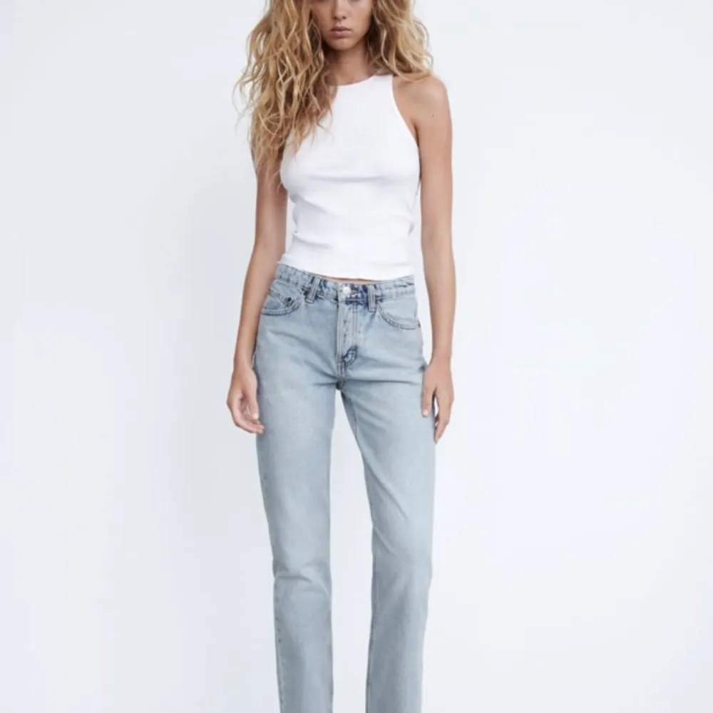 Hej, jag säljer dessa superfina lågmidjade  jeans från Zara då de tyvärr har blivit försmå för mig! De är i strl 34 och säljer de för 200💕. Jeans & Byxor.
