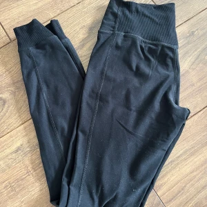 Träningstights Nike, strl XS - Svarta träningstights från Nike. Muddar nertill och lite tjockare material. Storlek XS. Frakt ingår ej i priset.