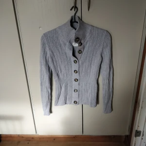 Grå kort kofta som ny! Storlek M - Ljus härlig grå/blå kofta. Mjukt trevligt matrial från HM. Storlek M