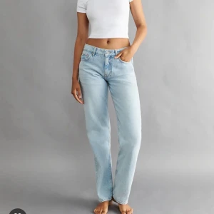 Gina tricot low straight jeans  - Säljer dessa lågmidjade jeans från Gina då de inte kommer till användning. Färgern är Classic blue. Knappt använda. Andra bilden är samma modell och storlek på jeansen fast gråa🥰