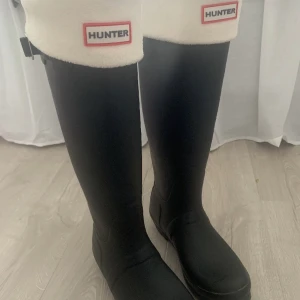 Hunter stövlar  - Testar att lägga upp annonsen igen✨ Jag säljer svarta Hunter stövlar i storlek 38 för 400kr. Krämvita originalsockor ingår om det önskas🤍Kan mötas upp i Stockholm eller frakta mot kostnad! 