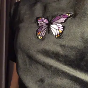  jag säljer min fina sammet t-shirt med en fin fjäril på !❤️❤️