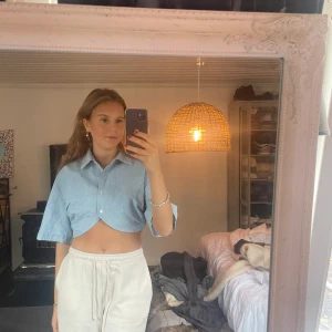 Skjort topp - Riktigt fin topp, som tyvärr inte har kommit till användning 😭 helt ny med lapparna kvar :) !köparen står för frakten!