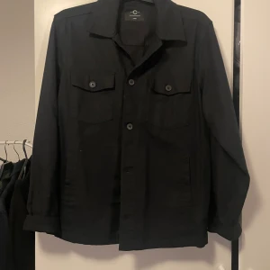FET OVERSHIRT FRÅN CUBUS - Säljer en fet overshirt från Cubus - använd endast en gång. Storlek L. Inköpt för 500 kr.