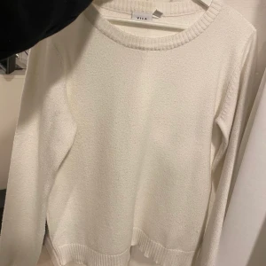 Stickad tröja - Säljer dessa två populära stickade tröjorna från Vila, den svarta är använd och mer nopprig på vissa ställen än den vita. Båda är i storlek M men den svarta är mindre och mer som en XS/S. 1 för 100kr+frakt eller båda för 170+frakt 💓skriv för fler bilder!!