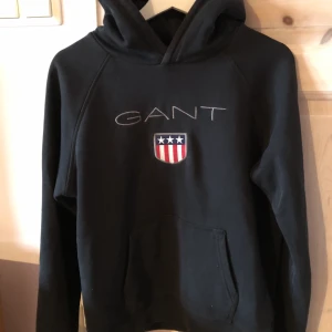 GANT Hoodie - Sparsamt använd hoodie , köpt för två år sedan på MQ . 