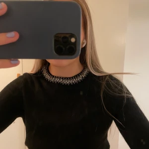 Svart stickad tröja med stenar❤️‍🔥❤️‍🔥 - Svart stickad tröja från hm i storlek xs med pärlor och diamanter/stenar fastsydda på kragen, lite tecken på användning syns men annars bra skick❤️‍🔥❤️‍🔥