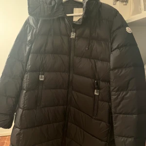 Moncler vinterjacka - Säljer min helt nya vinterjacka i strl xl då den är för stor för mig