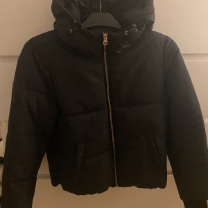 Puffer jacka  - En svart puffer jacka som är väldigt varm och passar perfekt nu till vintern🥰storlek xs men passar s. 