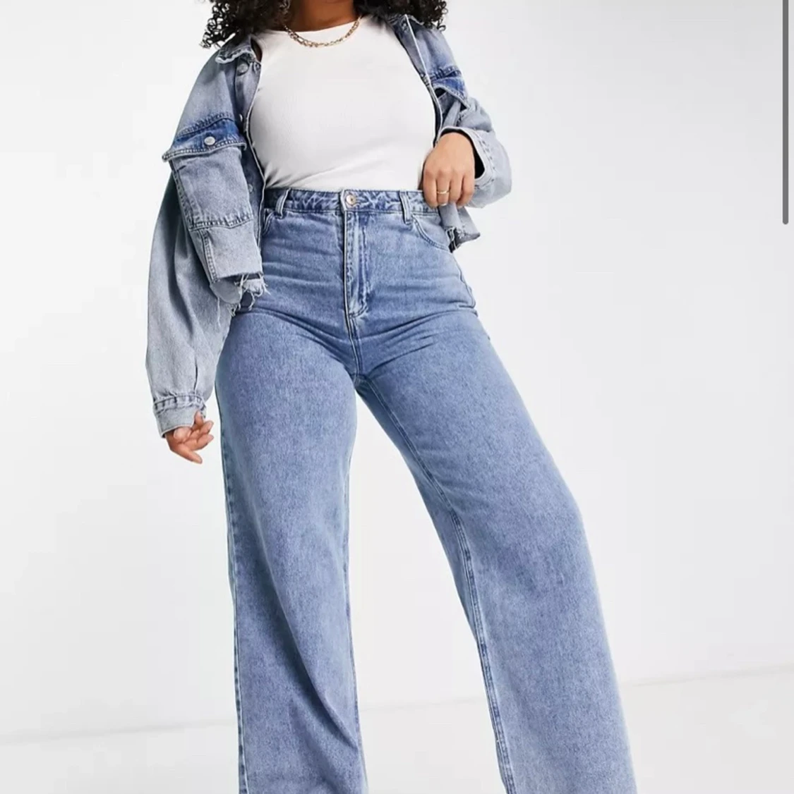 Oanvända ljusblåa jeans med vida ben och hög midja - 91