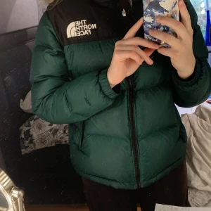 Mörkgrön the north face - Hej! Säljer denna fina jacka i strl L barn, är en XS i damstorlek. Modell 700. Köpte den här på plick för några veckor sedan men tyvärr är den för liten😢 Samma färg som på sista bilden!😋