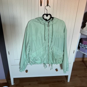 Mintgrön vindjacka H&M storlek 38 oanvänd - En jacka som aldrig blivit använd, mintgrön färg. Storlek 38 från H&M Skickas eller kan mötas upp i Avesta. Jag samskickar så kolla gärna in mina andra annonser också. Skambud besvaras ej, porto betalas avvköparen.