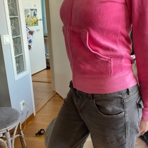Juicy Couture kofta - Säljer min rosa Juicy Couture kofta💘 Andra bilden är lånad!  Köptes på plick för ett tag sen, fint skick förutom vissa ”diamanter” som har åkt av. Köpte för 299 säljer för 250🌸  Köparen betalar frakt om man inte möts upp💕💕