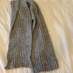 Moncler halsduk - Moncler halsduk i ull. 