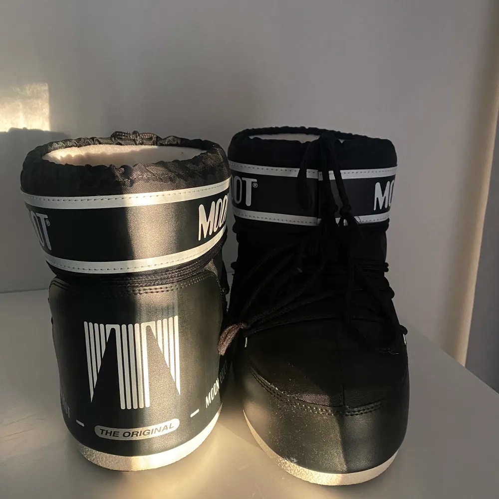 Jag säljer mina svarta moonboots som jag endast har använt 1 gång så därför vill jag ej sälja dom för under 1000kr. Det är i superbra skick eftersom de endast är använda en gång. Storleken är 38-40 men skulle säga att de flesta kan ha dem.. Skor.