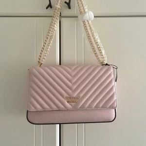 Victoria’s Secret Axelremsväska (Ny) - Väskan är helt ny, säljer då den inte kommit till användning | Prislappen sitter kvar. 