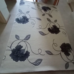 Turkiska oanvändmatta, vardagsrum  - Hej jag säljer denna matta. Jag säljer den för att den är för vit och inte passar mitt hus. Den är helt oanvänd och ny. Vardagsumsmatta. Köpt för 2500kr