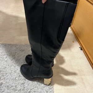 Skinn stövlar - Säljer de här fina höst/vinter stövlar eftersom de inte kommer till användning. De skulle nog passa till utekvällar och allt möjligt. Köpta för 499kr från din sko och har bara haft den en gång. Frakt diskuteras.