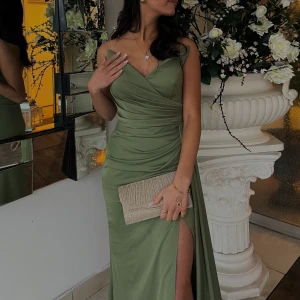 Grön klänning - Säljer min fina festklänning som jag hade på mig på ett bröllop. Extremt fin och i bra skick. Den är i storlek 36 men är insydd som passar 32🤍 Alltså passar 32/34/36. Köpt för 3500kr. Köparen står för frakten🤍 skriv för intresse och pris kan diskuteras