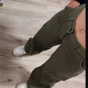 GRÖNA LÅGMIDJADE CARGOPANTS - Hallåj! Säljer dessa militärgröna lågmidjade cargopantsen från Etsy, köptes för 670kr+moms och frakt vilket blev 800. Jätte fina men har redan ett par bruna och ett par beiga. Den sista bilden är de bruna i samma modell🫶🏻 Kanske säljer dem, hör av er💞💞