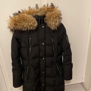 Rock and Blue Vinterjacka - Säljer min Rock and blue jacka då jag köpt ny vinterjacka. Den är storlek 40 men sitter väldigt bra på mig som är 158cm och runt 63kg, väldigt skön och bekväm jacka. Är inga problem att ha en tjock tröja under utan att det blir tajt om armarna💓