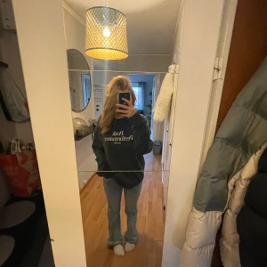 Sweatshirt  - Säljer denna peak sweatshirten då den inte kommer till användning,den är i fint skick och ganska ny,köpt i större storlek men snygg att h som oversize! Köparen står för frakt!💕
