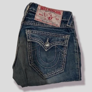 true religion jeans - feta baggy true religion jeans me skön flare! dem är straight fit och har vit stiching på fickorna! Modell, Billy Big T. tveka inte att skriva DM om du har frågor eller annat!💜🖤  innerben, 74cm ytterben, 90cm midja, 30  #BenimDenim