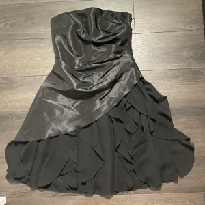 Nyårsklänning VILA - Så fin klänning från Vila i storlek S, använd en gång. Säljes då jag inte får på mig den längre.