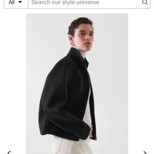 Cos boxy jacket - Säljer min superfina slutsålda boxy jacket från cos, jackan är i nyskick och använts ca 5 ggr. Säljer för att jag har så mycket jackor. Jackan är xs men jag är en M så den är snyggt oversized. Jackan köpted för 135 euro så runt 1500kr(prisen kan diskutera