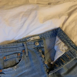 Midwaist Jeans - Jeans med slitningar ifrån Gina Tricot, Storlek: 34. Använda några gånger💓