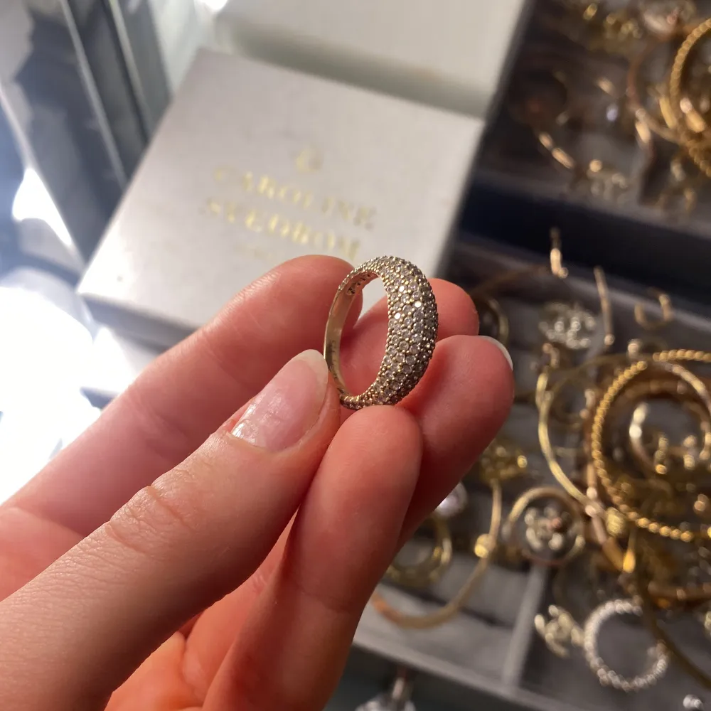 Säljer min ring från safira slut på lager✨ liknande ani nypris 1000kr. Accessoarer.