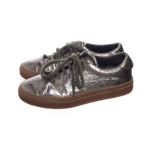 Axel Arigato - Köpte dessa på Sellpy men de passa inte :(  Tecken på användning finns men endast de på sista bilden alltså inuti. Supercoola skor och de va äkthetskontrollerade av sellpy! 