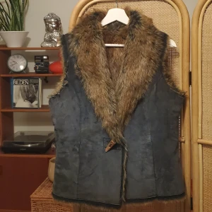 Mockaväst med fakepäls - Suuperfin väst i blå mocka med brun imitationspäls. Varm, skön och snygg! Jag är en 36:a för referens. Frakt betalas av köparen. 🌻
