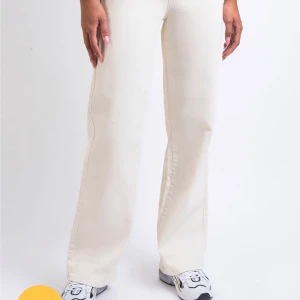 Madlady jeans beige  - Säljer mina beiga jeans från madlady! Rak modell! Försmå för mig.  Passar någon som är mellan 155-160 i längden, storlek 36.  Finns en liten orange fläck under bakfickan, se bild! 