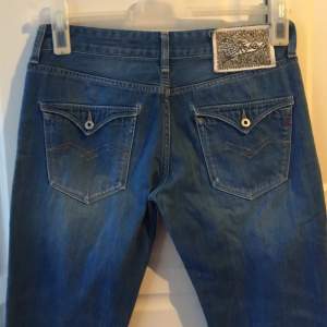 Snygga REPLAY jeans kortare modell i byxbenen, midjemått 39, innerbensmått 71, kan skickas köparen betalar frakten 