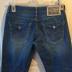 REPLAY jeans  - Snygga REPLAY jeans kortare modell i byxbenen, midjemått 39, innerbensmått 71, kan skickas köparen betalar frakten 