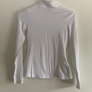 Vit figursydd polotröja - Superfin vit polotröja som är figursydd. Skriv för fler bilder 