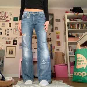 Diesel jeans - Supersnygga lågmidjad bootcutjeans från Diesel!! Perfekta jeansen!! 🚨❤️midjemått: 85 cm, innerbenslängd: 82 cm
