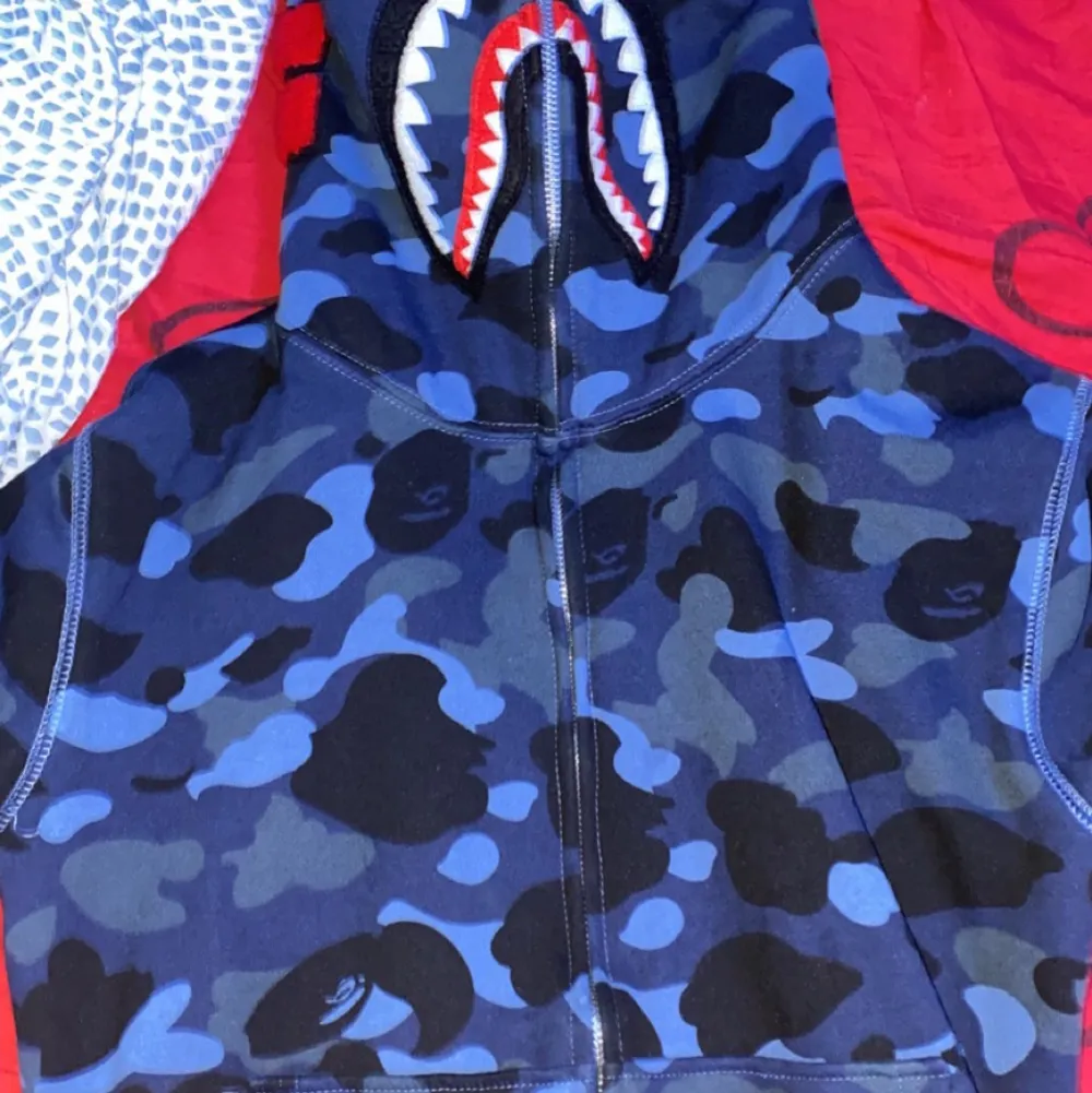 Hej säljer denna fina shark hoodie tröja fin storlek s passar dom som har xs använd 3 gånger säljer den för den är för liten för mig pris kan diskuteras vid snabb affär frakt funkar med spårbar📦passar till både tjej och kille färg mörkblå . Neuletakit & Villapaidat.