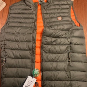 Väst Alcott - Helt ny och oanvänd väst i kaki/grön, inköpt i Italien på Alcott nu i oktober. Men köpt för liten storlek till sonen. Den är M men i storlek mindre, så skulle säga S.  Kostade 395kr men jag säljer den för 300 kr. Kan skicka om köparen betalar porto.