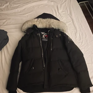 Moose knuckles jacka  - Moose jacka, Inge fel på jackan alls. Avtagbar päls! Perfekt för vintern!! Den är storlek S men passar XS också. Priset kan diskuteras vid snabb affär